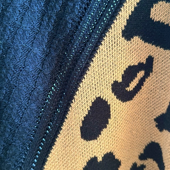 MOCK NECK COLD SHOULDER / ONE STRAP CABLEKNIT LEOPARD SWEATER - Picture 5 of 7